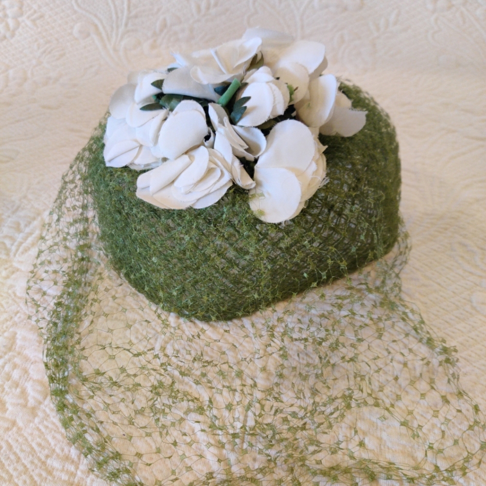 Suzy Imagine & Co. 1950s Bird Cage Net Hat,  White Roses & Face Net Veil Vtg